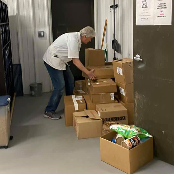 Blue Ridge, Georgia veterinary practice collect food to help community